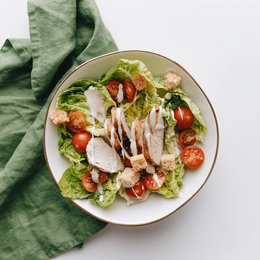 Prato de salada com frango