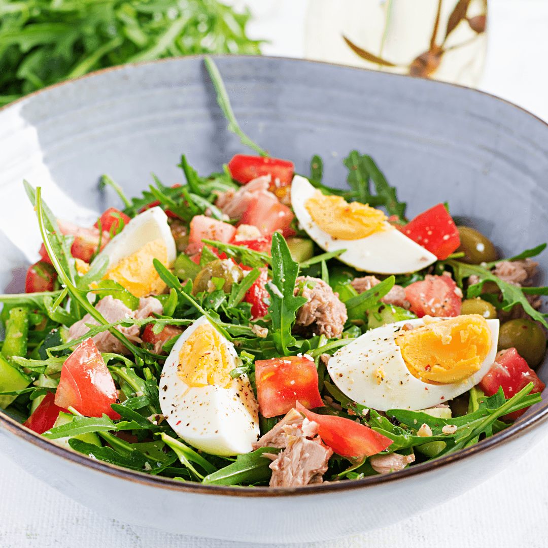 Salada com ovos, tomate e rúcula